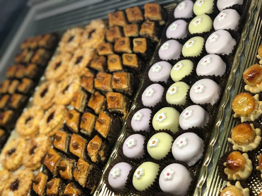 Coffret 16 pièces – Mini gâteaux traditionnels algériens | علبة 16 قطعة – حلويات تقليدية جزائرية مصغرة