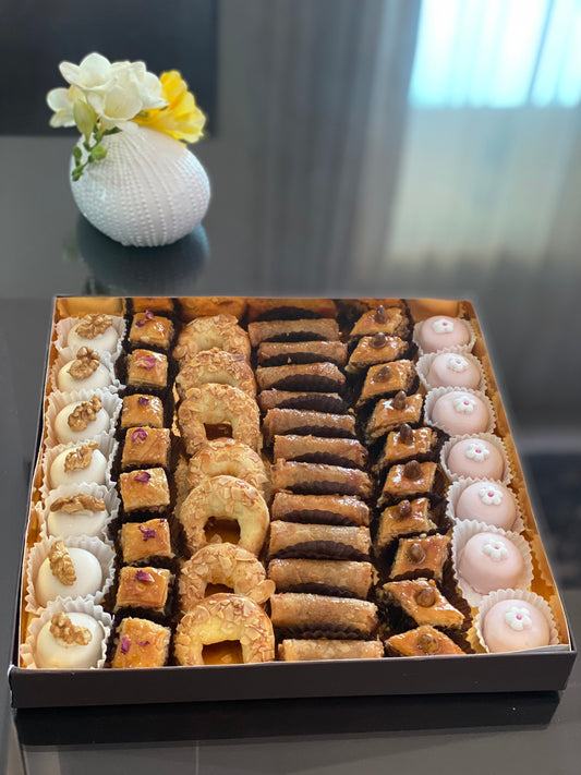 Coffret 60 pièces (+5 offertes) – Mini gâteaux traditionnels algériens | علبة 60 قطعة + 5 قطع مجانية – حلويات تقليدية جزائرية مصغرة