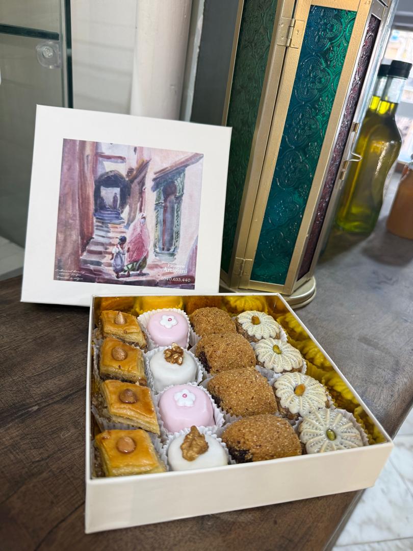 Coffret 16 pièces – Mini gâteaux traditionnels algériens | علبة 16 قطعة – حلويات تقليدية جزائرية مصغرة