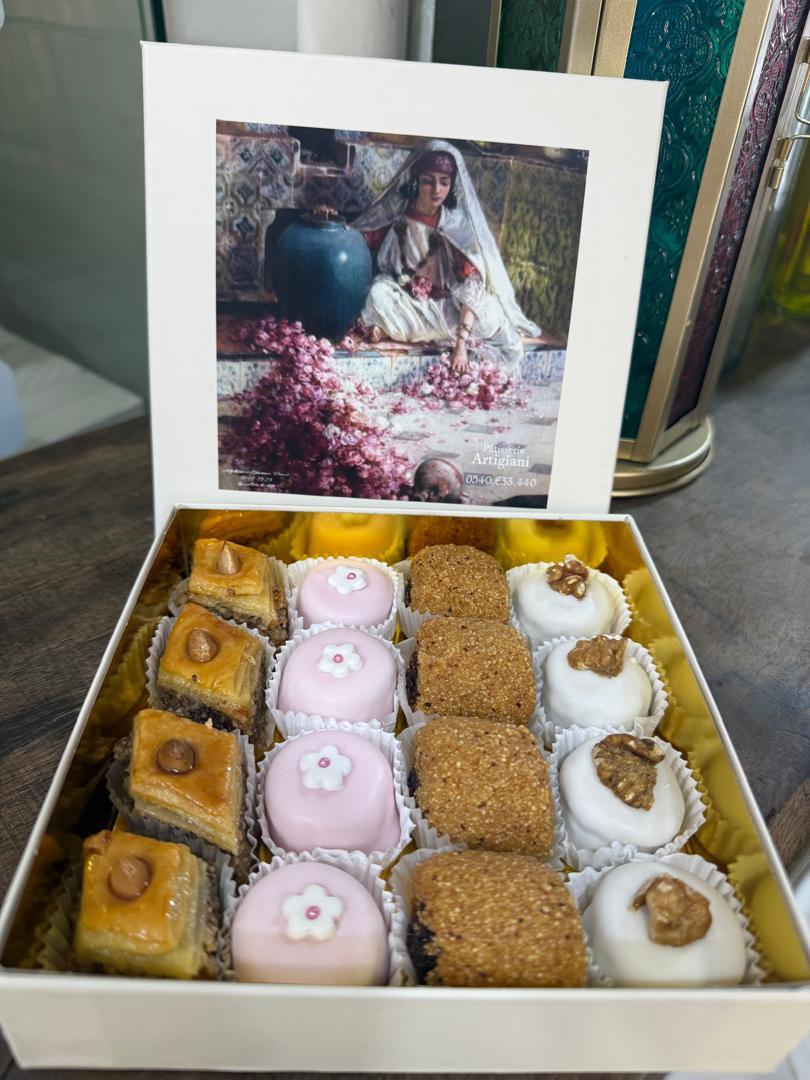 Coffret 16 pièces – Mini gâteaux traditionnels algériens | علبة 16 قطعة – حلويات تقليدية جزائرية مصغرة