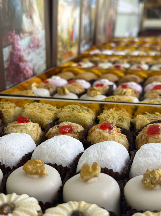 Coffret 16 pièces – Mini gâteaux traditionnels algériens | علبة 16 قطعة – حلويات تقليدية جزائرية مصغرة