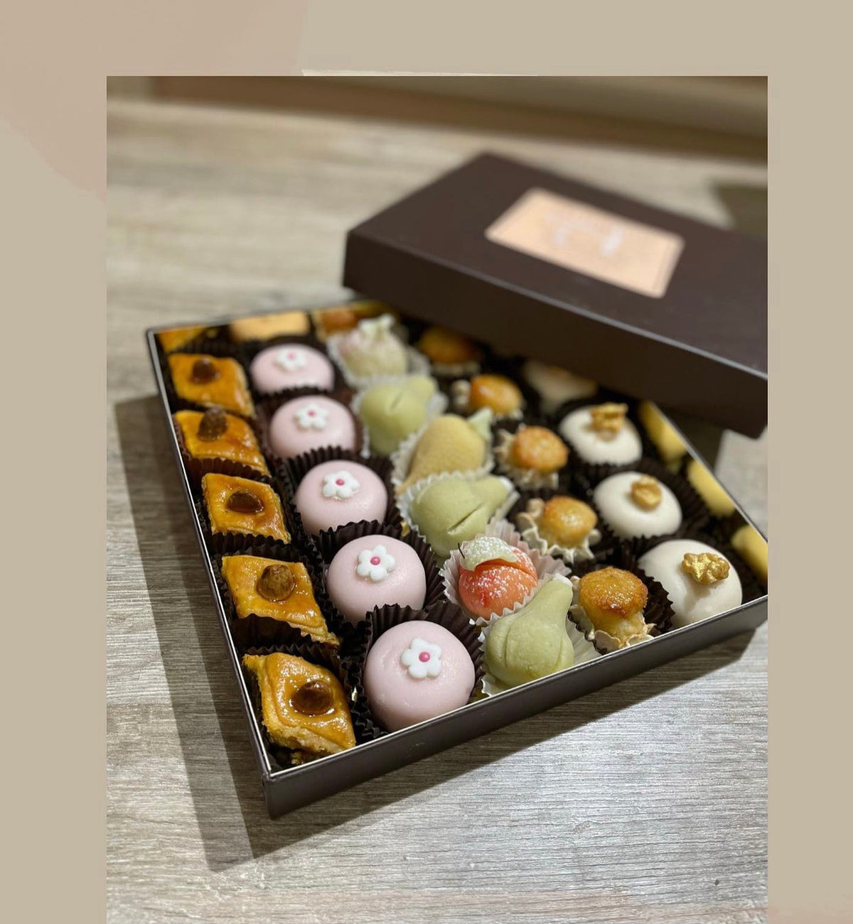 Coffret 9 pièces minis gâteaux traditionnels.  علبة 9 قطع – حلويات تقليدية جزائرية مصغرة

مثالية للضيافة، مع الشاي أو القهوة، وللهدايا والمناسبات الصغيرة.