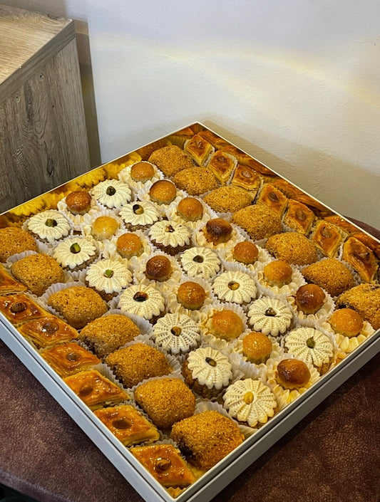 Coffret 60 pièces (+5 offertes) – Mini gâteaux traditionnels algériens | علبة 60 قطعة + 5 قطع مجانية – حلويات تقليدية جزائرية مصغرة