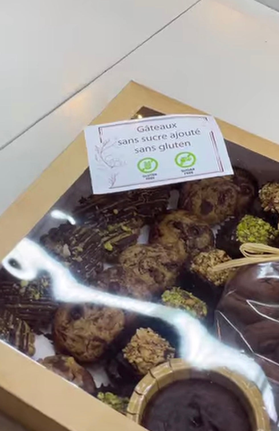 Coffret – Mini gateaux sans gluten et sans sucre ajouté | علبة حلويات بدون غلوتين و بدون سكر مضاف